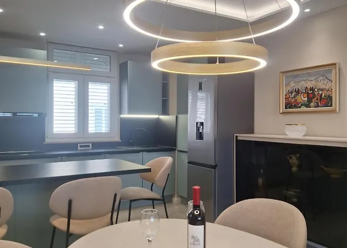 Brand New Aurus 아파트