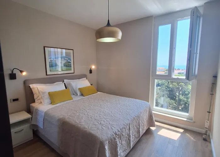 Brand New Aurus 아파트