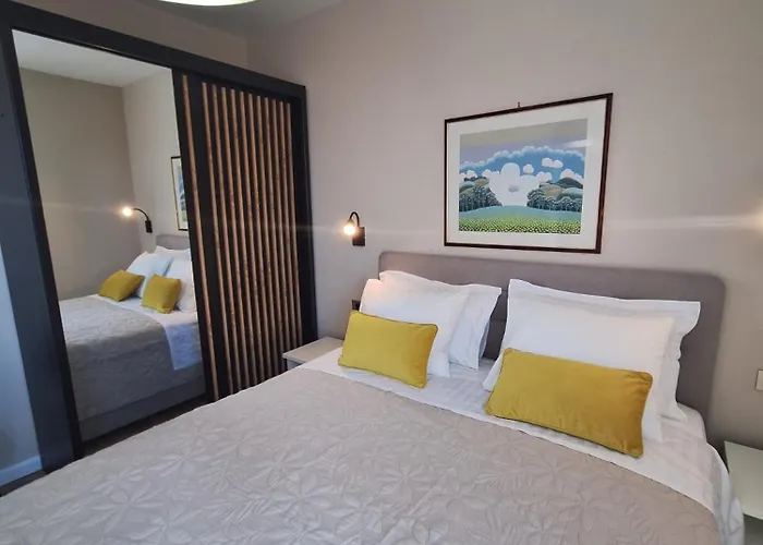 Brand New Aurus 公寓 *