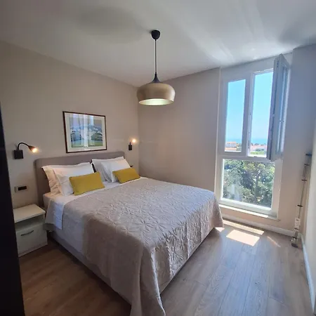 Brand New Aurus アパート